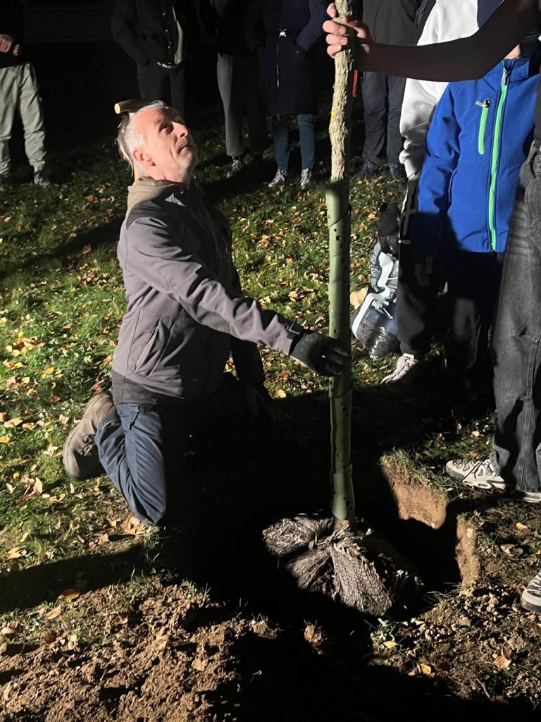 Baumpflanzung im Kinderdorf Markkleeberg